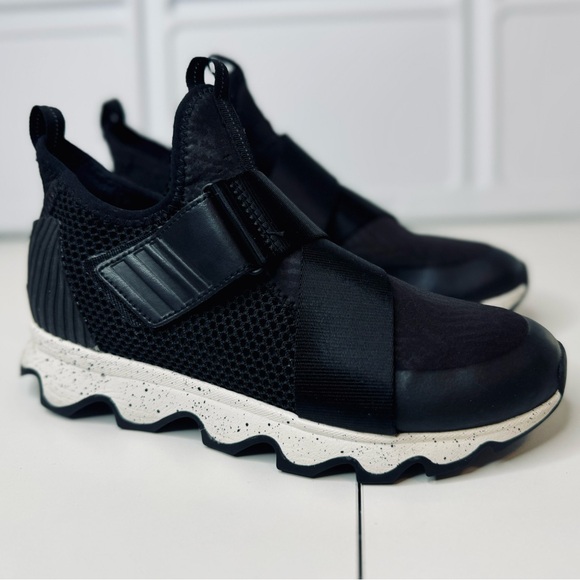 Sorel Kinetic Mesh Sneakers Black Embossed Zebra SZ 7.5 like new! - Picture 4 of 16